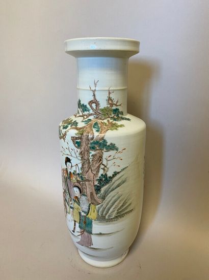 null China - Famille rose vase with women decoration - H. 41 cm

a small chip on...