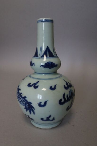 null CHINE, vase en porcelaine bleu blanc à décor de dragons

H. 16 cm