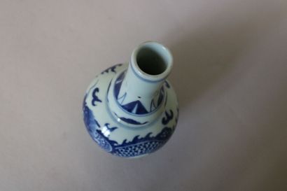 null CHINA, blue-white porcelain vase with dragon decoration

H. 16 cm