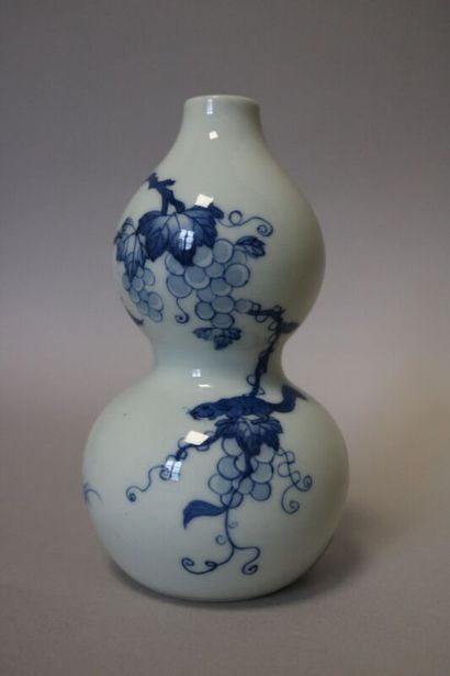 null Chine, vase coloquinte en porcelaine à décor de raisins et écureuils

H. 13...