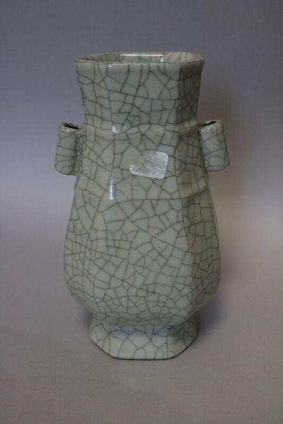 null CHINA, cracked celadon vase 

H. 20,5 cm