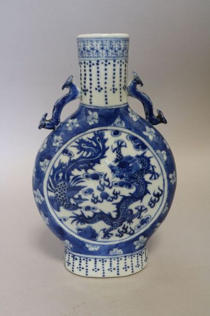 null CHINE, vase gourde en porcelaine blanc bleu à décor de dragons et phénix

H....