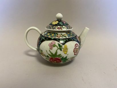 null Chine - Théière en porcelaine famille rose décor de fleurs - H. 13 cm