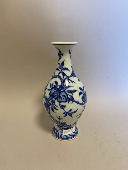 null Chine - Vase à décor bleu blanc de pêche - H. 20 cm
