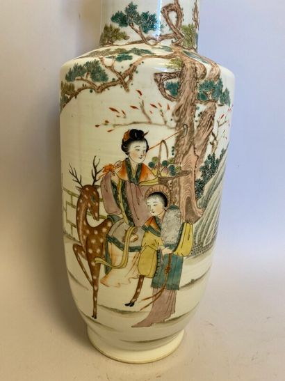 null Chine - Vase famille rose à décor de femmes - H. 41 cm

un petit éclat au c...