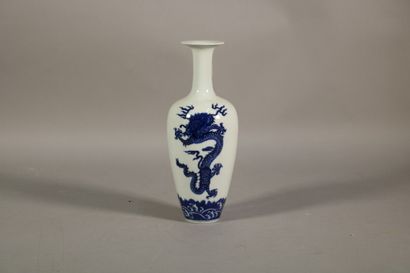 null China - Blue and white porcelain vase with dragons decoration. H. 22 cm