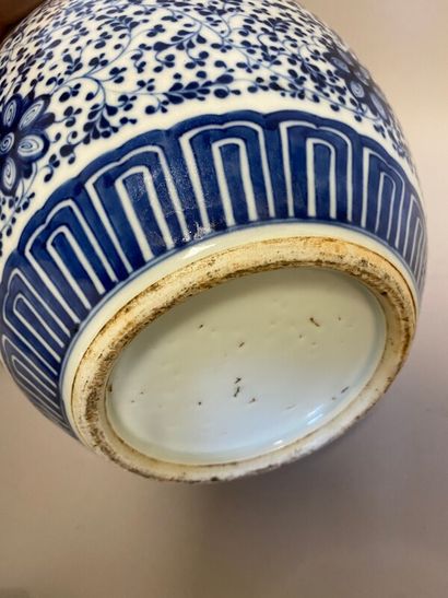 null Chine - Cache-pot en porcelaine décor blanc bleu de fleurs - H. 21.5 cm