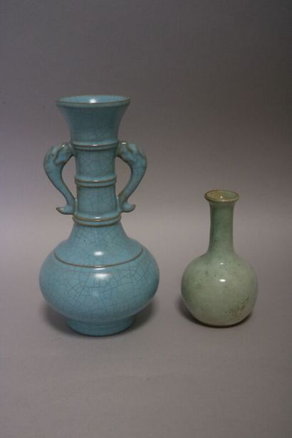 null Two monochrome blue ceramic vases Song style

H. 18,5 and 10,8 cm