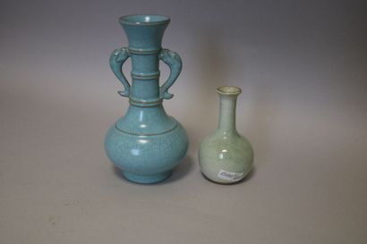 null Deux vases en céramique monochrome bleu style Song

H. 18,5 et 10,8 cm