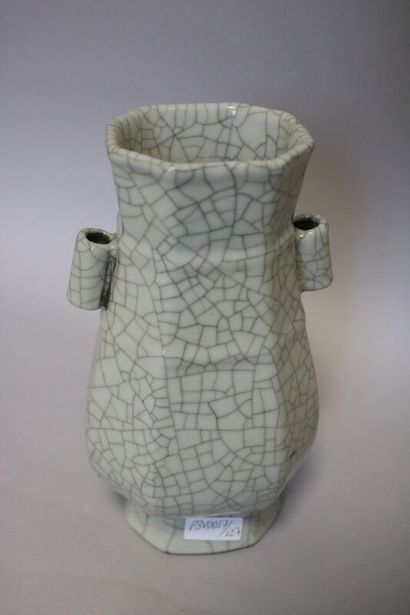 null CHINA, cracked celadon vase 

H. 20,5 cm
