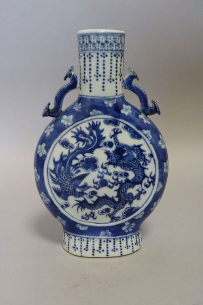 null CHINE, vase gourde en porcelaine blanc bleu à décor de dragons et phénix

H....