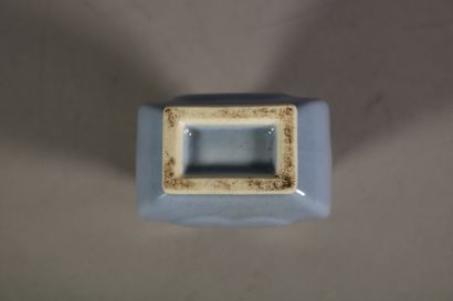 null Chine - Vase "HU" en porcelaine bleu ciel uni. H. 11 cm