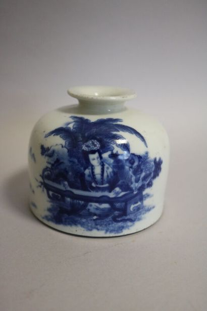 null CHINA, blue and white porcelain water pot with women's decoration 

H. 8 cm...