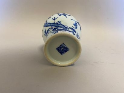 null China - Vase with blue and white peach decoration - H. 20 cm