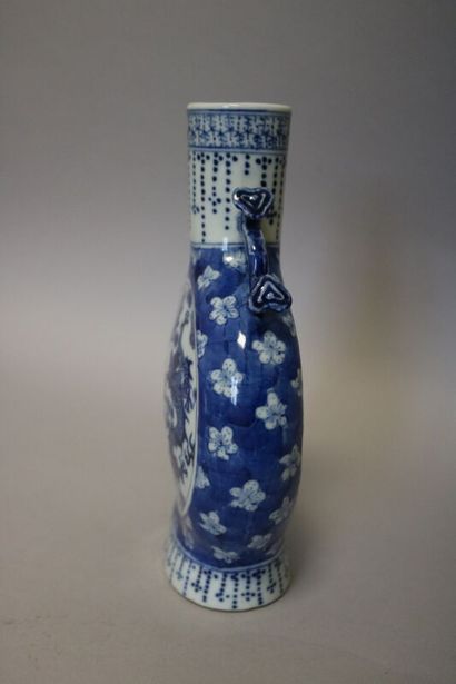 null CHINA, blue-white porcelain gourd vase decorated with dragons and phoenix

H....