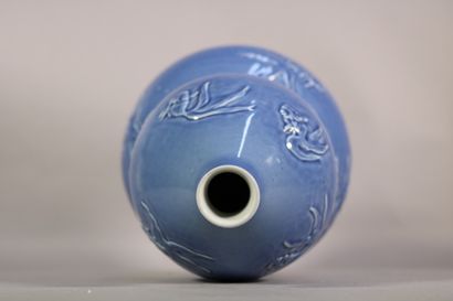 null Chine - Vase double gourde en porcelaine à fond bleu à décor de poissons en...