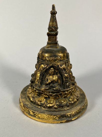 null TIBET - XXe siècle - Stupa en bronze doré, orné de quatre bouddha assis sur...