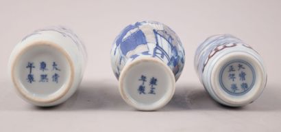 null Lot de trois tabatières en porcelaine, H. 11 à 8,5 cm