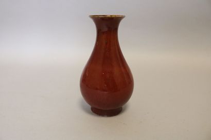 null China, vase in oxblood porcelain 

H. 16,5 cm