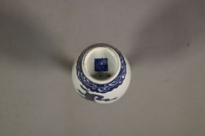 null China - Blue and white porcelain vase with dragons decoration. H. 22 cm