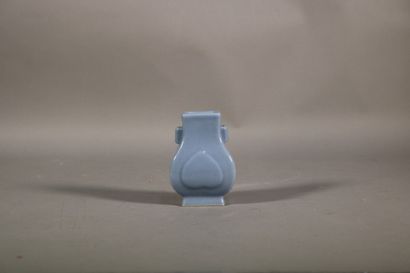 null Chine - Vase "HU" en porcelaine bleu ciel uni. H. 11 cm