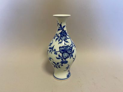 null Chine - Vase à décor bleu blanc de pêche - H. 20 cm