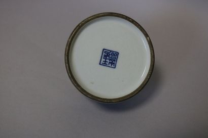 null CHINE, pot à eau en porcelaine bleu blanc à décor de femmes 

H. 8 cm - Ø. 9,2...