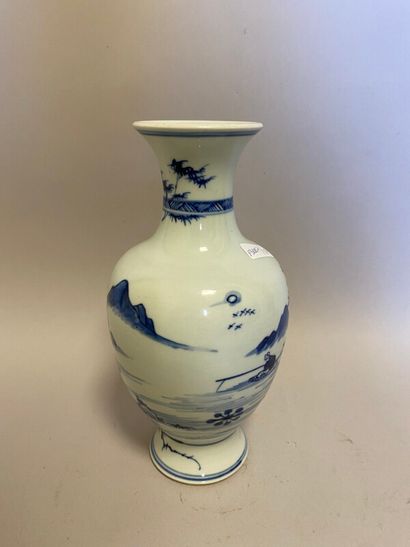 null Chine - Vase bleu blanc à décor de paysages - H. 24 cm