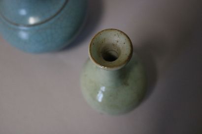 null Deux vases en céramique monochrome bleu style Song

H. 18,5 et 10,8 cm