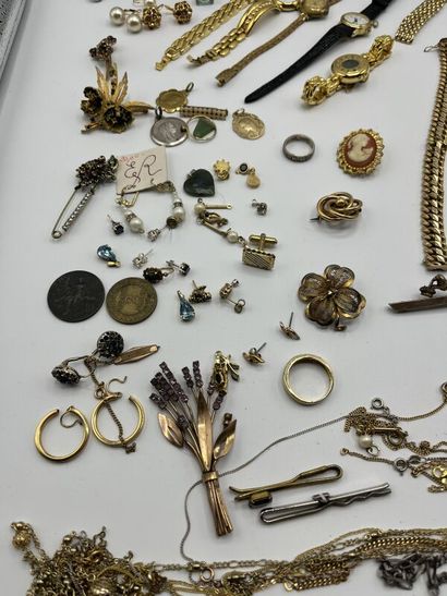 null Lot de bijoux fantaisie : colliers, bagues, broches, chaines, demi-parures,...