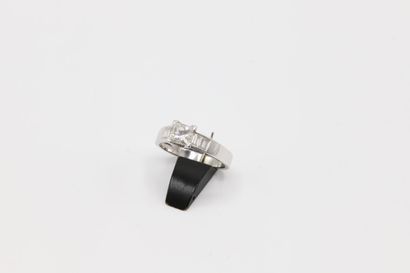 null Solitaire en or gris 750 millièmes orné d'un diamant taille princesse de 0,71...