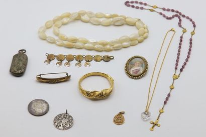 null Ensemble de bijoux fantaisie : chapelets, médailles, bracelet, miniature, broche...