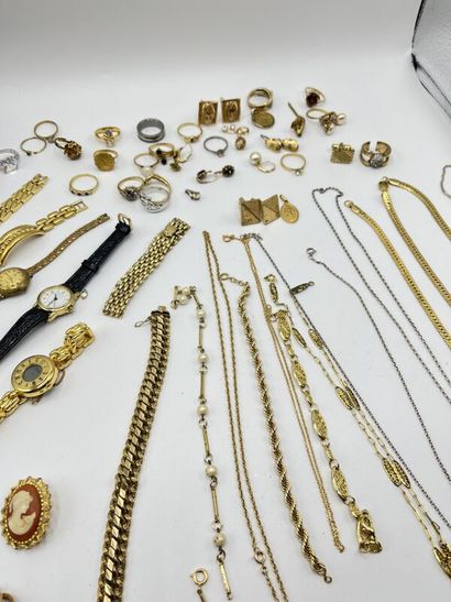 null Lot of costume jewelry: necklaces, rings, brooches, chains, half sets, cuff...
