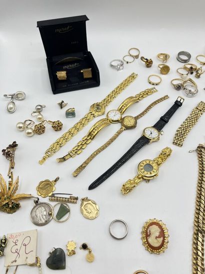 null Lot de bijoux fantaisie : colliers, bagues, broches, chaines, demi-parures,...
