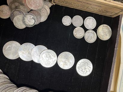 null Set of silver coins : 
- 61 coins of 5 francs end XIXe beginning XXe - 1512...