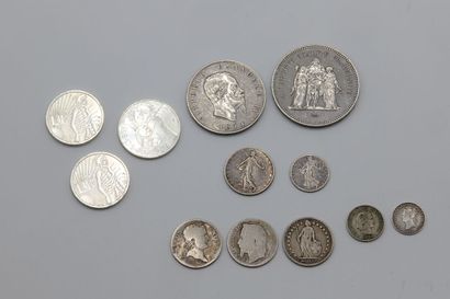 null Set of 12 silver coins including: a 50 fr 1977 coin, 5 lire 1871, two Swiss...