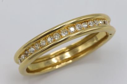 null Bracelet jonc ouvrant en or jaune 750 millièmes orné d'une ligne de seize diamants...