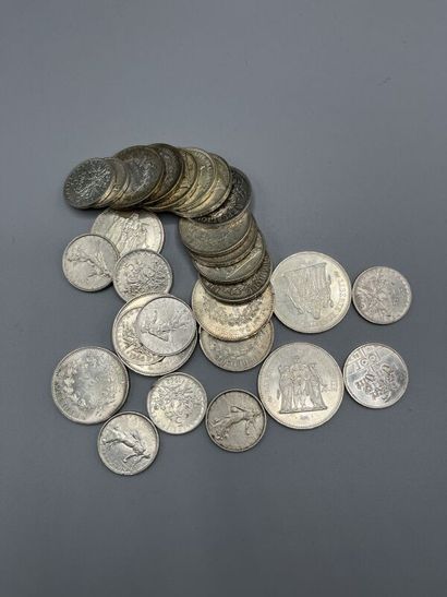 null Ensemble de pièces en argent : 
4 pièces de 50 francs, 13 pièces de 10 francs,...