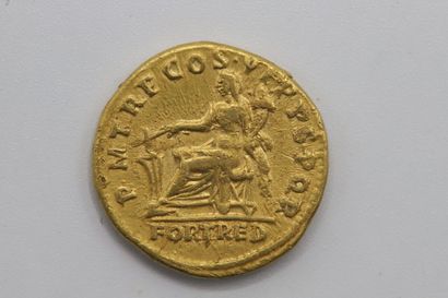 null EMPIRE ROMAIN. Trajan (98-117). Aureus au buste drapé de l'empereur. Au revers,...