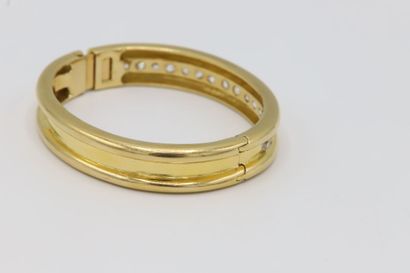 null Bracelet jonc ouvrant en or jaune 750 millièmes orné d'une ligne de seize diamants...
