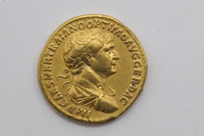 null EMPIRE ROMAIN. Trajan (98-117). Aureus au buste drapé de l'empereur. Au revers,...