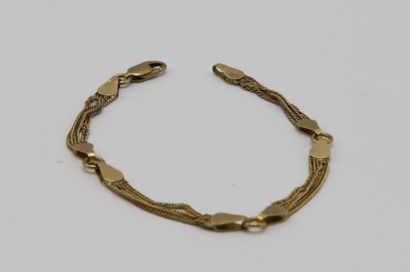 null Deux bracelets en or jaune 585 millièmes avec perles or ou d'hématite,
Poids...