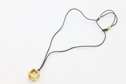 null PASCAL MORABITO
Pendentif cube en or jaune 750 millièmes avec diamant, avec...