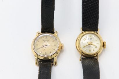 null Deux montres bracelets de femme, les boitiers en or jaune 750 millièmes , l'un...