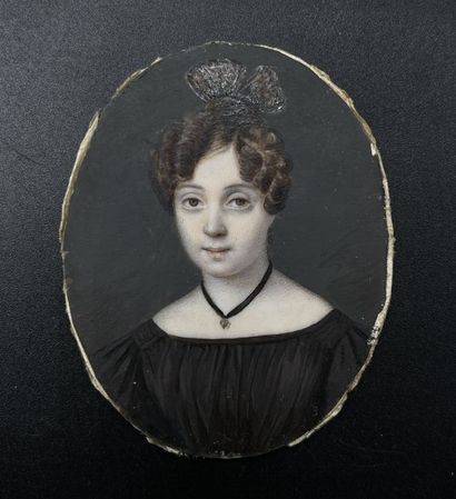 null École française XIXe 
Portrait de jeune femme
miniature sur ivoire montée en...
