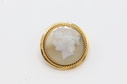 null Broche ronde en or jaune 750 millième orné d'un camée à profil d'une bacchante....