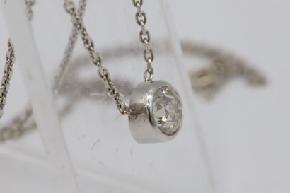 null Collier en or gris 750 millièmes orné d'un pendentif serti d'un diamant d'environ...
