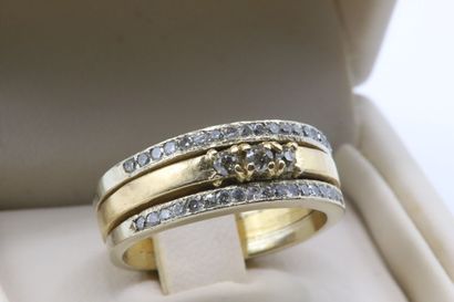 null Bague en or gris et or jaune 750 millièmes fait de trois anneaux, orné de diamants....