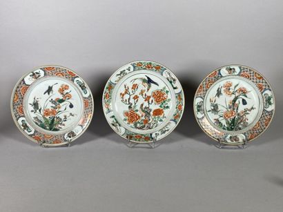 null CHINE 
Paire d'assiettes en porcelaine à décor d'émaux polychromes de la famille...