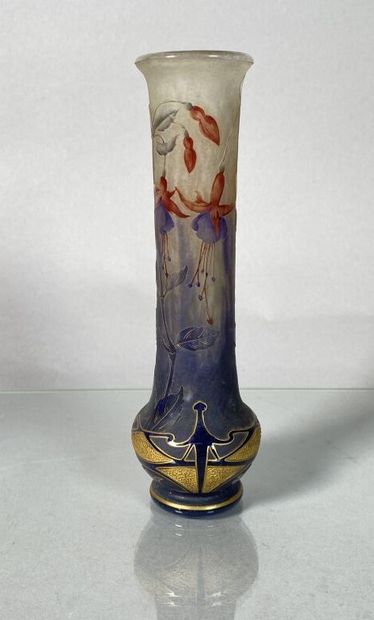 DAUM NANCY 
Vase soliflore en verre multicouche...